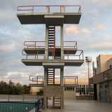 ...il che � evidente dall�alto trampolino in cemento con le ringhiere rosse che la domina